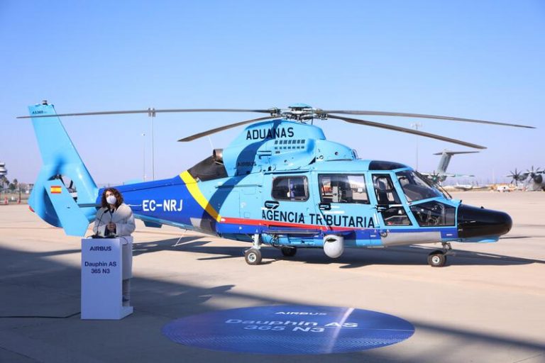 Montero entrega en Sevilla el nuevo helicóptero del Servicio de Vigilancia Aduanera de la Agencia Tributaria