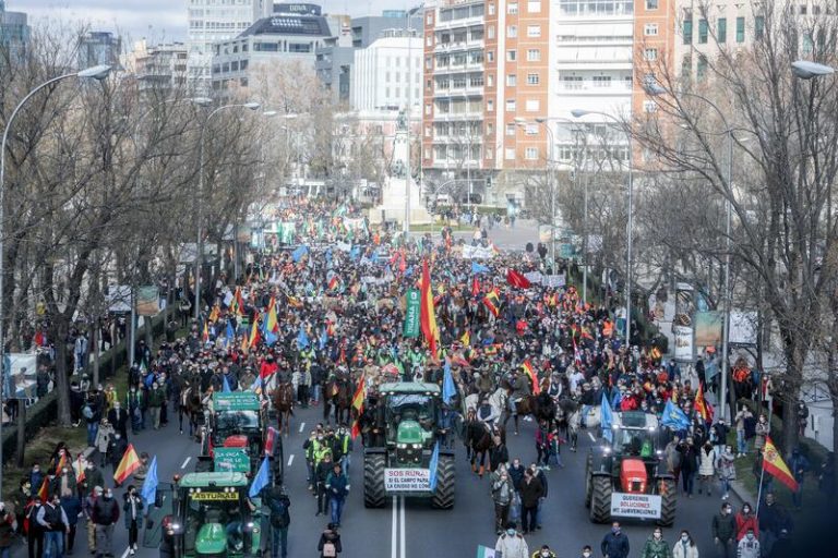 Miles de personas se manifiestan en Madrid contra las leyes que afectan al mundo rural