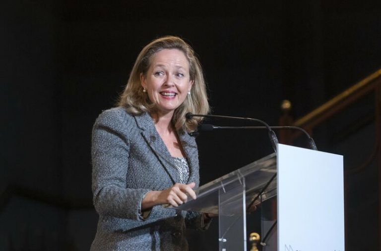Calviño dice que Ómicron no está teniendo un impacto significativo en la economía