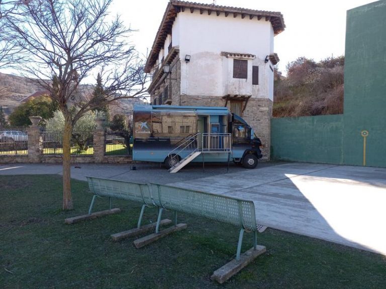 Las oficinas móviles de CaixaBank prestan servicio en 426 municipios de la España rural