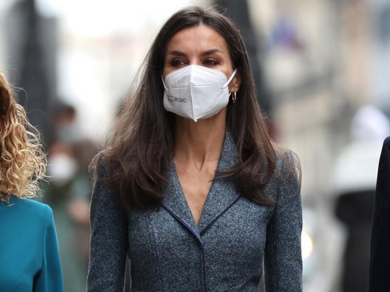 Atemporal, clásica y femenina, la Reina Letizia actualiza su 'idilio' con Felipe Varela con uno de sus diseños favoritos