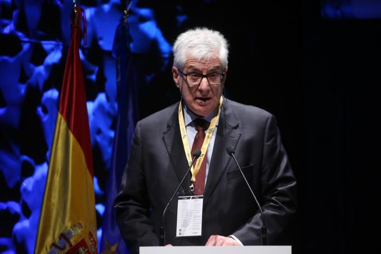 López Burniol partidario de garantizar la atención en áreas rurales con oficinas