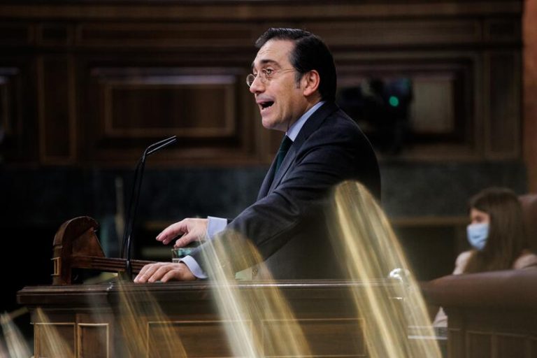 Albares llama a la tranquilidad sobre Ucrania y descarta evacuar al personal diplomático de España