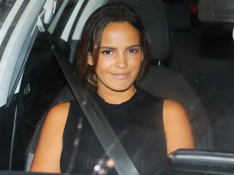 Gloria Camila, muy emocionada, tras abrir las cajas que les envió Rocío Carrasco