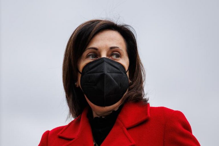 Robles dice que el Gobierno también está en el 'No a la guerra'