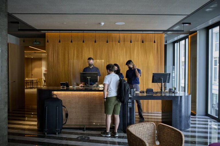 Las pernoctaciones hoteleras se disparan en 2021, pero no llegan al nivel prepandemia