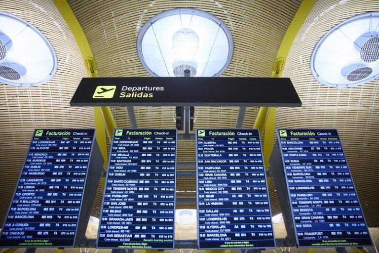 La demanda de viajes aéreos cayó un 54% en 2021 en comparación con antes de la pandemia