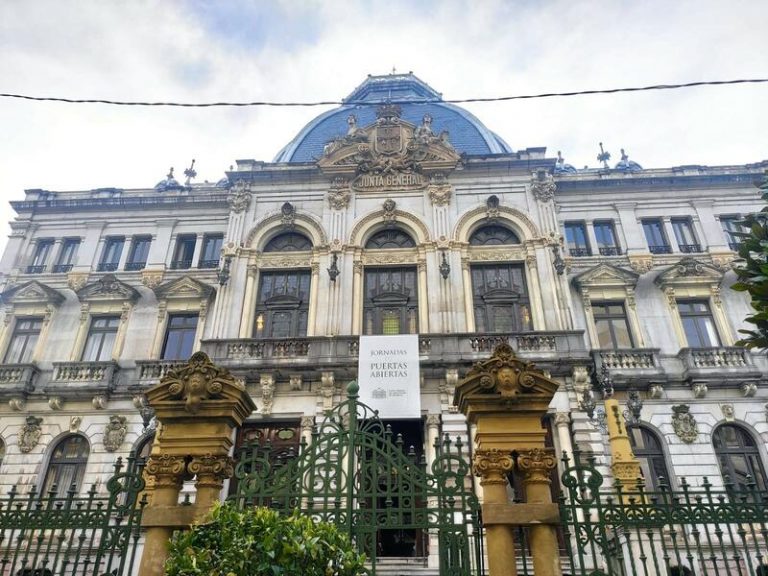 La reforma fiscal para bajar impuestos exigida por Foro paraliza la negociación sobre la cooficialidad del asturiano