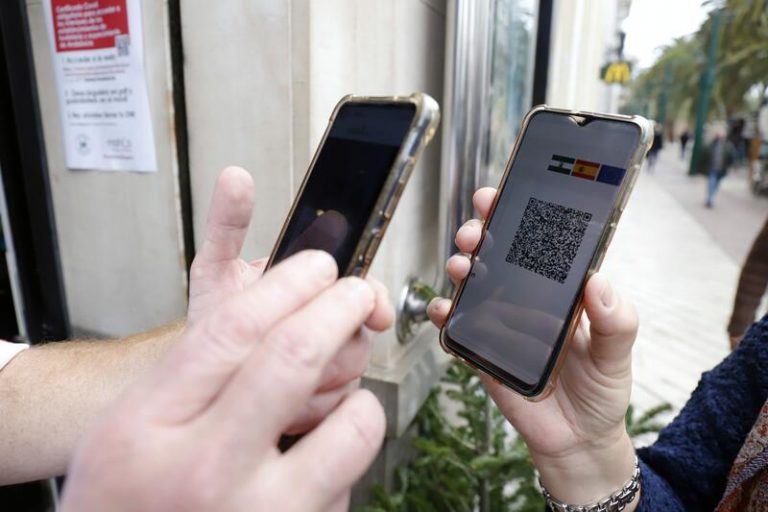 La UE acuerda viajes sin restricciones para vacunados pero varios países exigen test adicionales