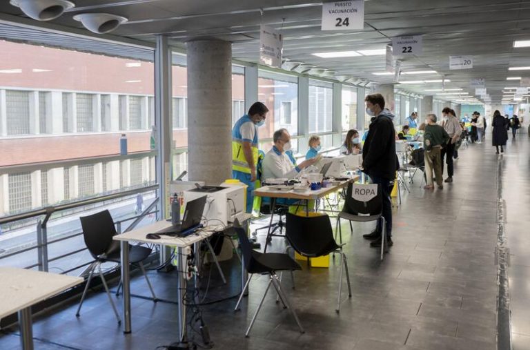 Sanidad notifica 114.877 nuevos casos, 382 muertes y la incidencia desciende a 3.267