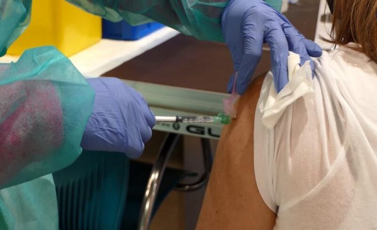 C-LM, sobre aplazar tercera dosis: 