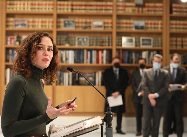 Ayuso no ve normal que sea Casado el que tenga que llamar a Sánchez y afea al presidente su 