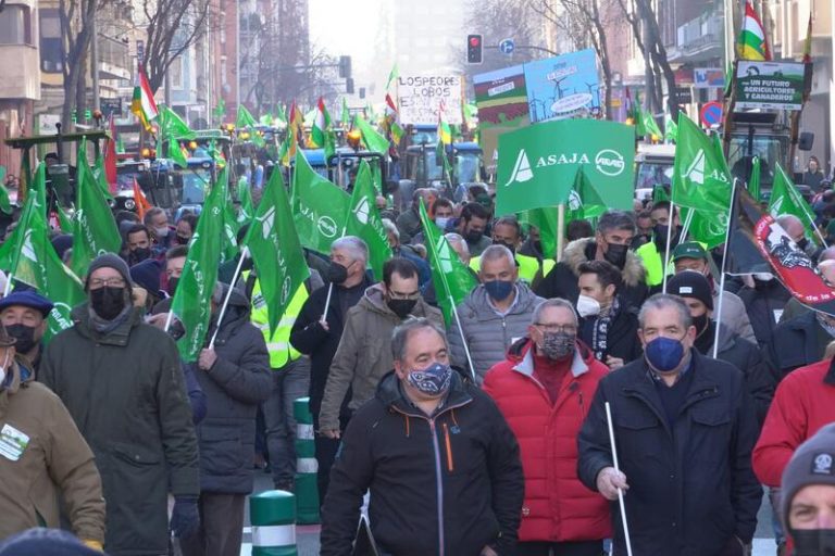 Agricultores y ganaderos claman en Logroño por un sector 