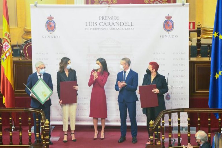 La Reina Letizia entrega en el Senado los premios 'Luis Carandell' de periodismo parlamentario