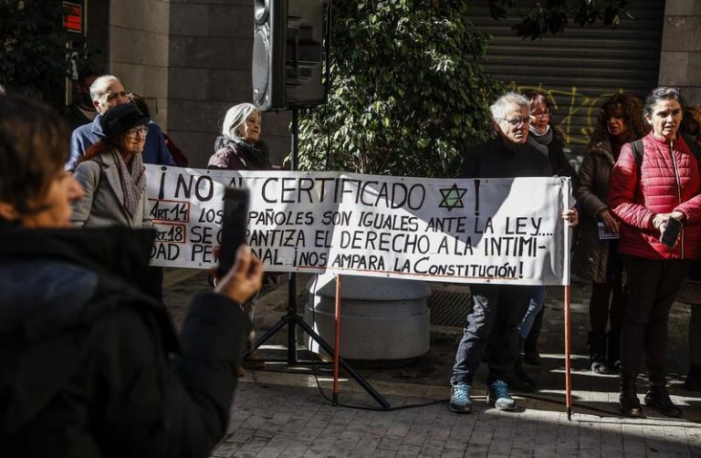 Una cacerolada protesta ante el TSJCV por la 