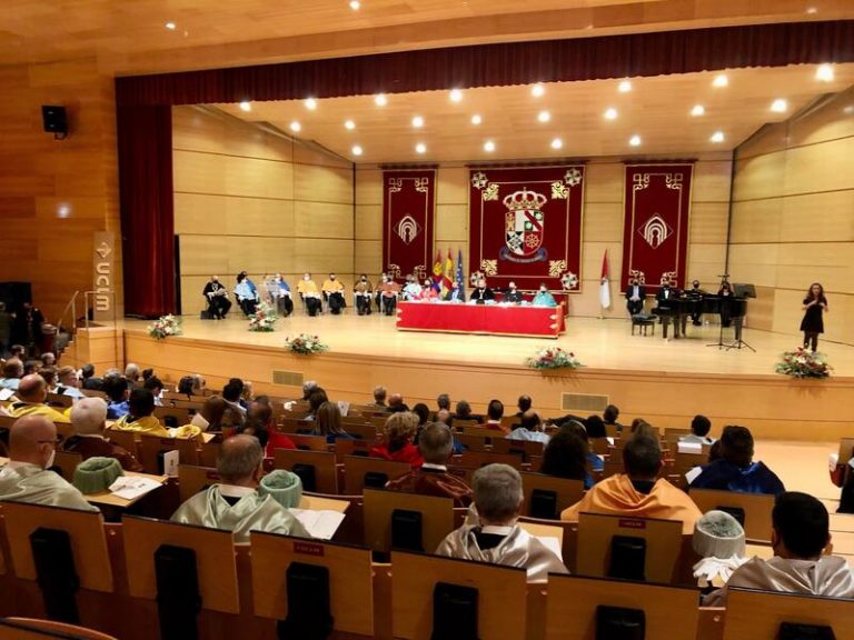 UCLM celebra su patrón encomendando a estudiantes que usen el Quijote