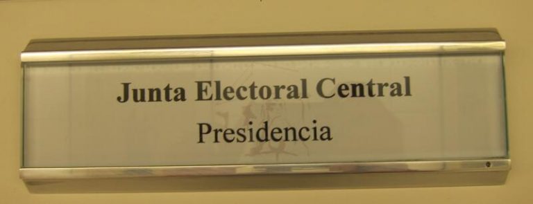 La JEC avala que los electores del extranjero puedan mandar sus votos por mensajero