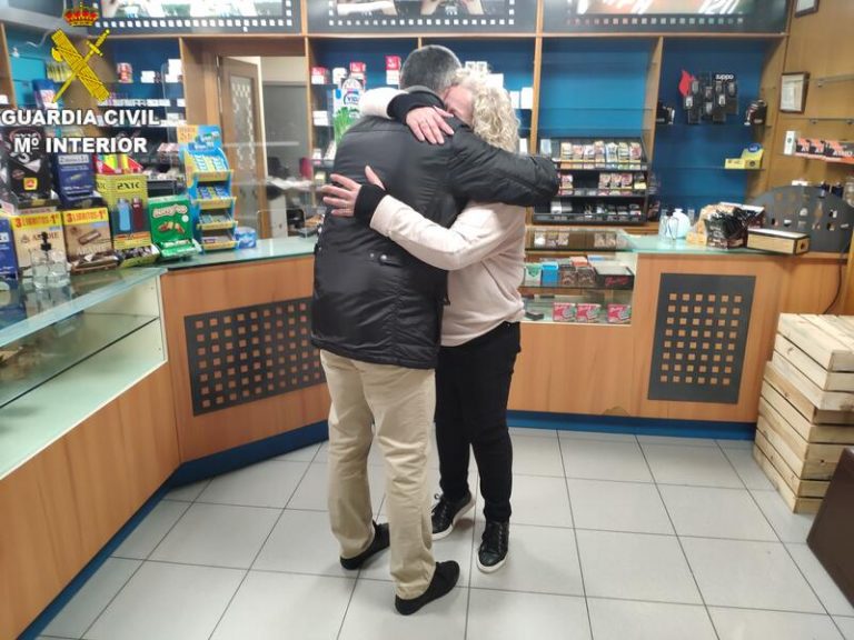 Un guardia civil fuera de servicio detiene a dos atracadores en Gandia