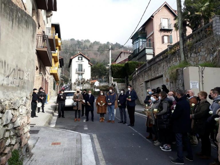 San Sebastián recuerda con una placa en su memoria a Eugenio Olaciregui