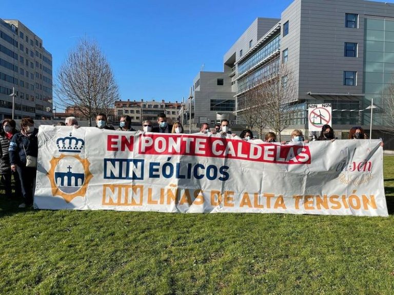 Cientos de vecinos protestan contra la instalación de parques eólicos ante la Delegación de la Xunta de Pontevedra