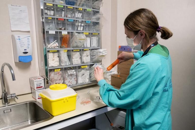 Los nuevos contagios bajan de 5.000 diarios en Galicia pero la presión hospitalaria repunta