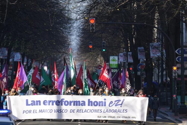Sindicatos nacionalistas se manifiestan en las capitales vascas contra la reforma laboral