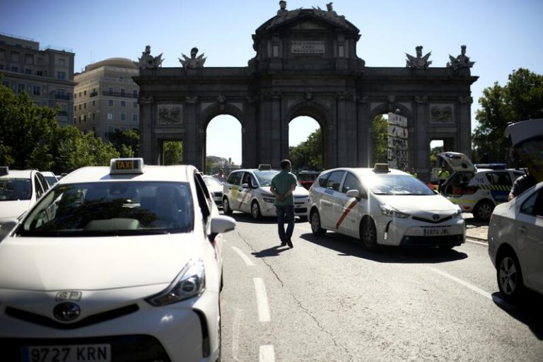 Ayuso apuesta por liberalizar los horarios del taxi y que los conductores VTC se examinen