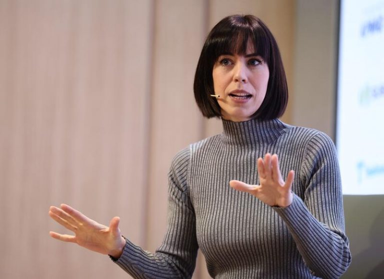 Morant pide implicación al sector privado para atraer talento femenino en la ciencia