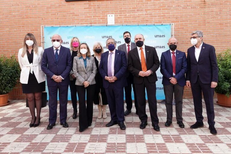 Calviño visita la Universidad de Málaga y mantiene un encuentro con estudiantes