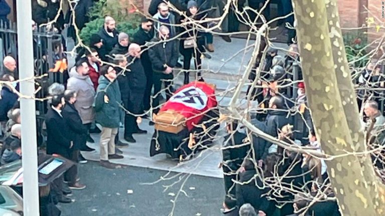 La diócesis del Papa condena el uso de una esvástica nazi durante un funeral