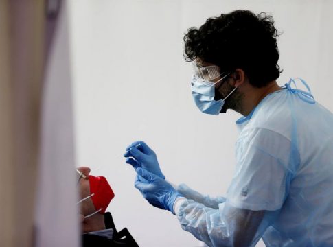 Andalucía suma 13.713 contagios, cuatro muertes y su incidencia supera los 1.600 puntos