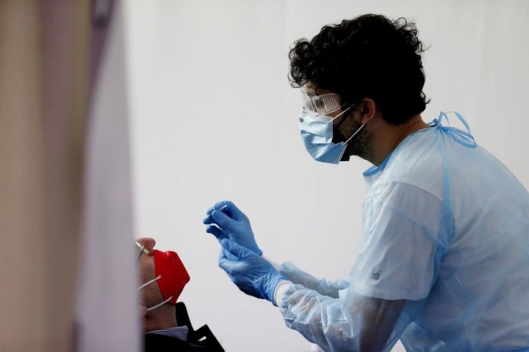 Andalucía suma 13.713 contagios, cuatro muertes y su incidencia supera los 1.600 puntos