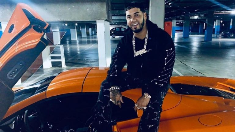 Anuel AA en 'Llorando en un Ferrari', su último videoclip