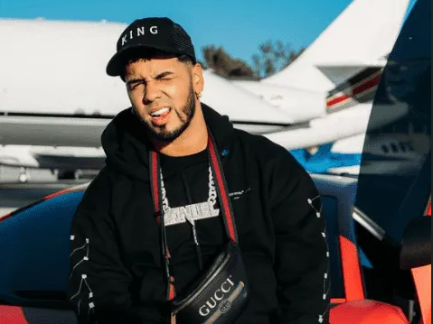 Anuel AA Llorando en un Ferrari