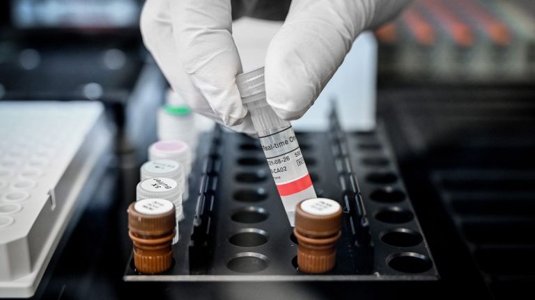 Canarias eleva a 15 las muertes en el último día y registra 2.327 nuevos positivos