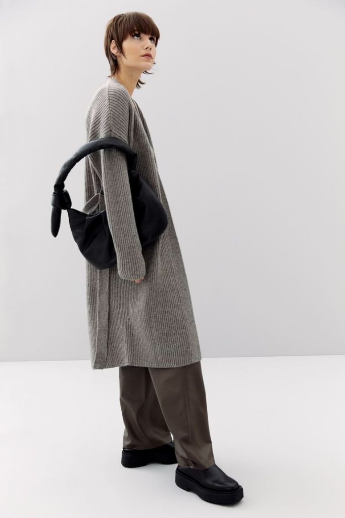 H&M rebaja un 60% este cárdigan largo: solo cuesta 15,99 euros 