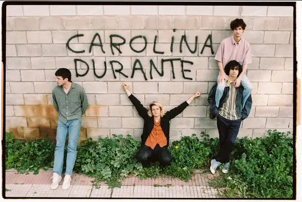 Carolina Durante cuatro chavales