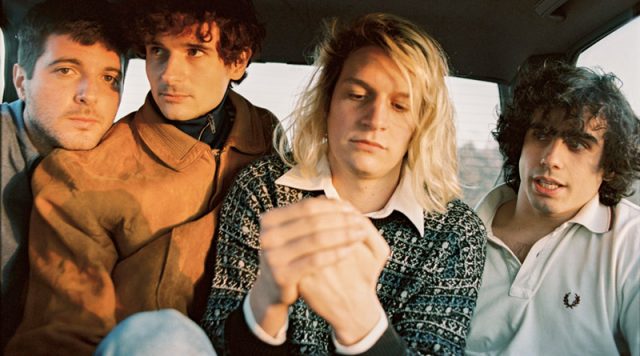 Carolina Durante cuatro chavales