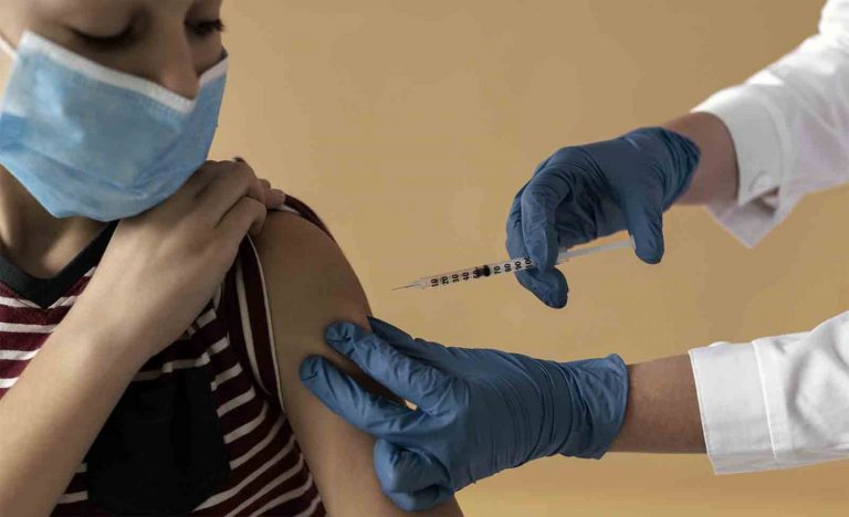 Castilla y León prevé recibir más de 110.000 vacunas de Pfizer este lunes