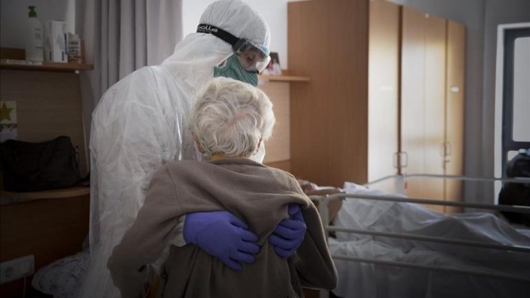 Cataluña actualiza protocolos en residencias tras la caída del pasaporte Covid