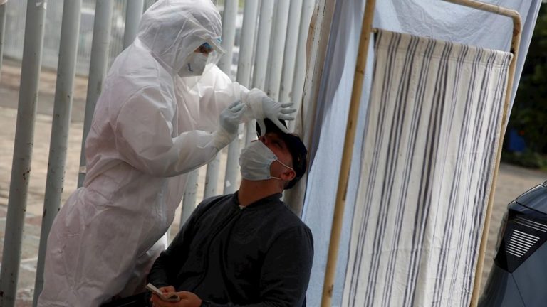 Cierran un local en Barcelona por hacer test diagnósticos sin licencia