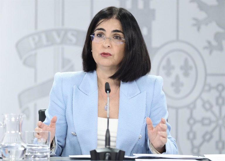 Darias defiende que la vacunación es 