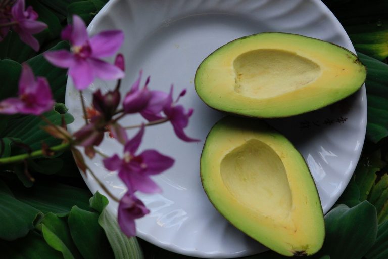 He probado 5 trucos caseros para madurar el aguacate rápido (y que no se oxide al cortarlo)