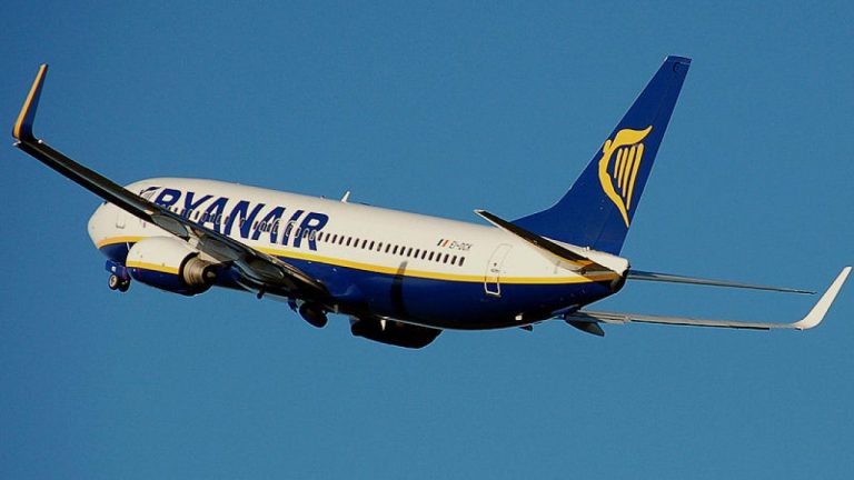 El Community Manager de Ryanair te deja claro por qué tú pagas maletas, y Shakira no