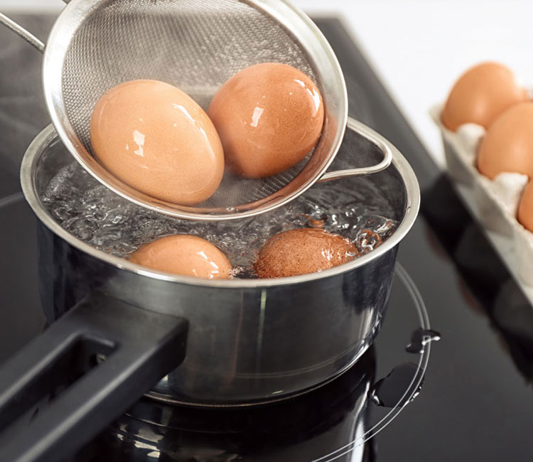 El desconocido uso del agua de cocer los huevos