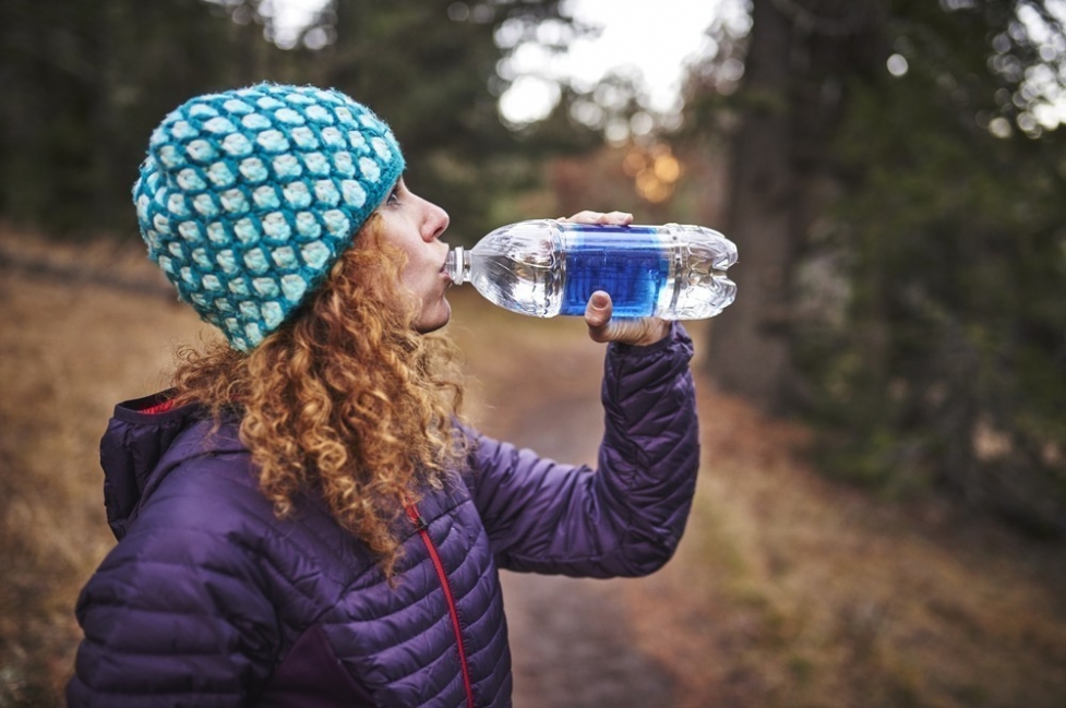 El motivo por el que no deberías reutilizar las botellas de plástico