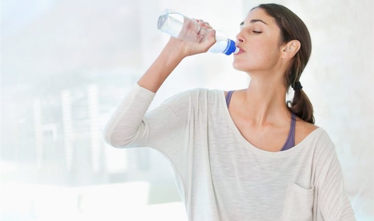 El motivo por el que no deberías reutilizar las botellas de plástico