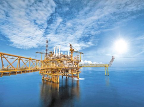 El petróleo Brent supera los 90 dólares por barril por primera vez desde 2014