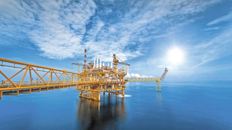 El petróleo Brent supera los 90 dólares por barril por primera vez desde 2014