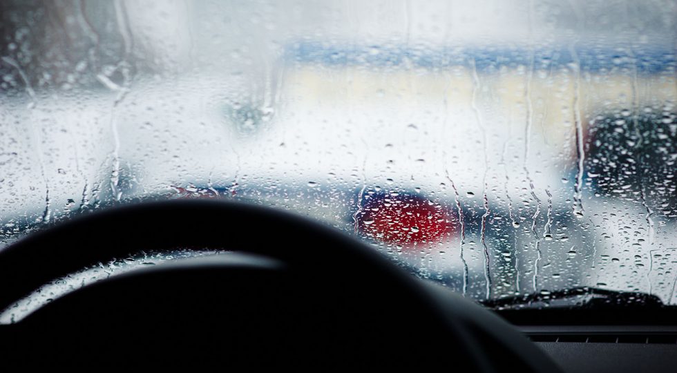 El truco más efectivo para quitar el vaho del cristal del coche